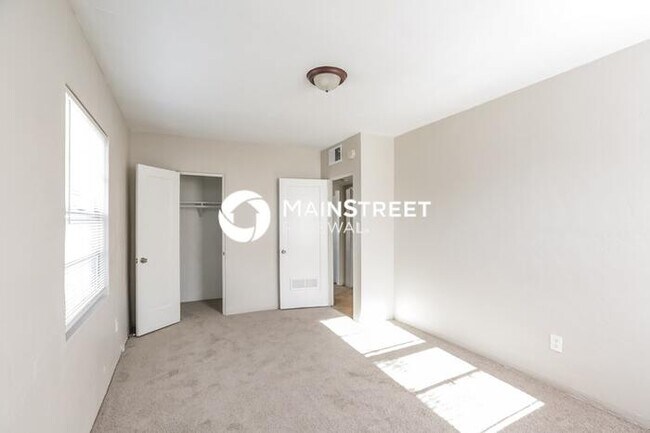 Building Photo - 3 Bedroom Pet-Friendly Home in Phoenix, AZ with Main Street Renewal