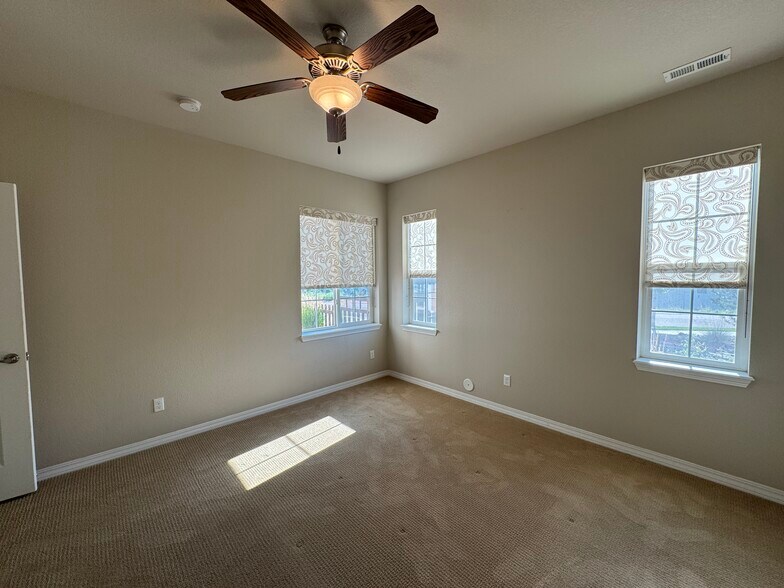 Building Photo - 475 Eclipse Dr