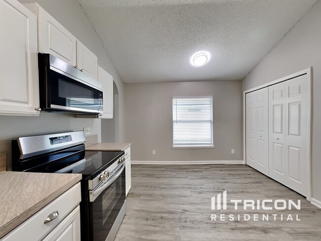 Building Photo - 844 MacKenzie Cir
