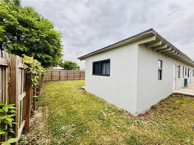 Building Photo - 536 SW 6th Terrace