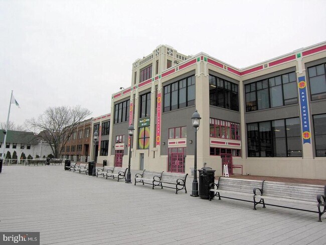 Building Photo - 1250 S Washington St