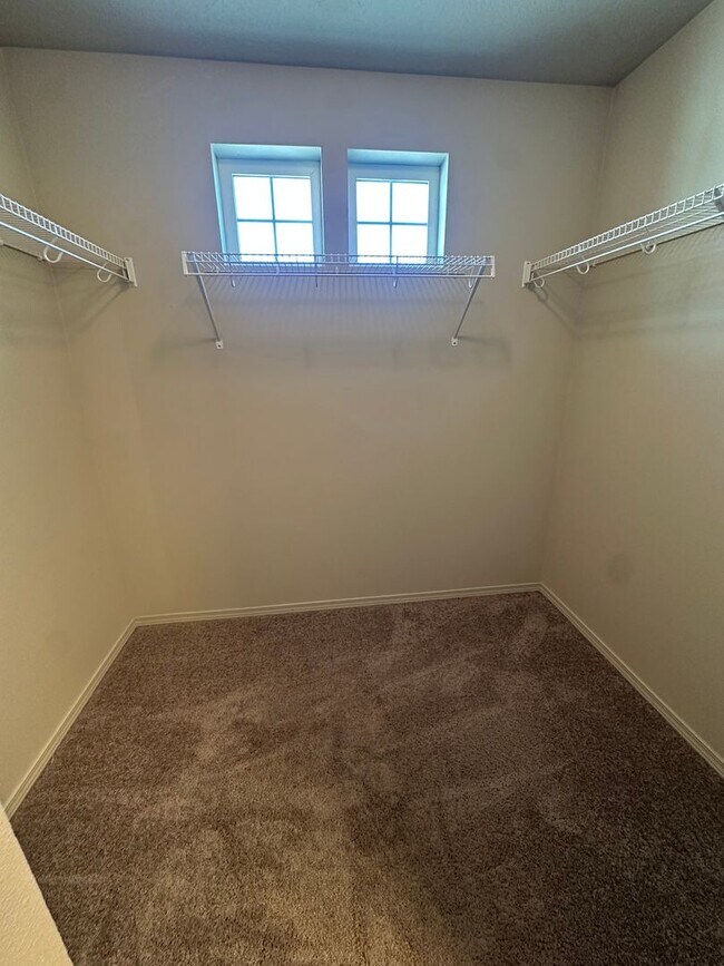 Building Photo - Stunning 4 Bedroom 2.5 Bath Duplex town ho...