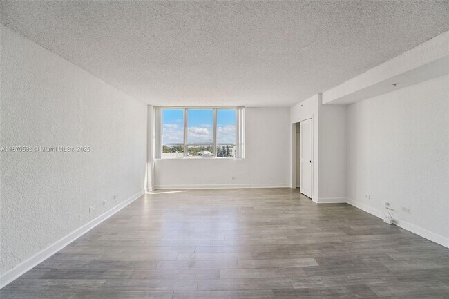 Building Photo - 1500 Bay Rd