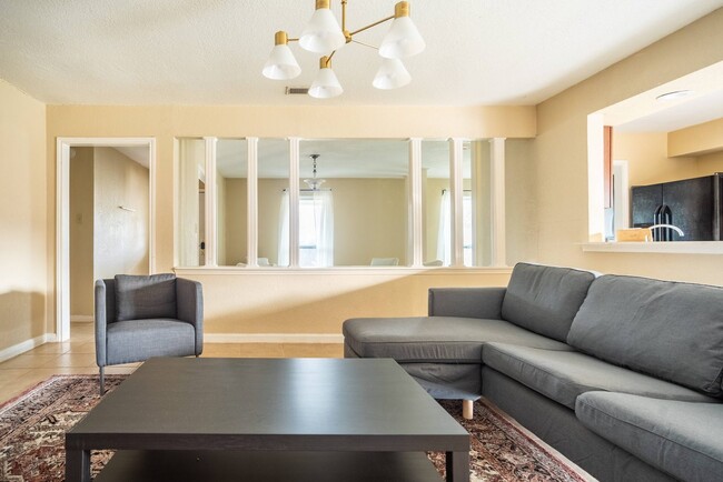 Building Photo - Queen room in 4-bed/2.0-bath Home