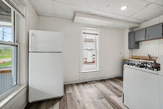Building Photo - 1 Bedroom Rental in Saginaw $750/Month