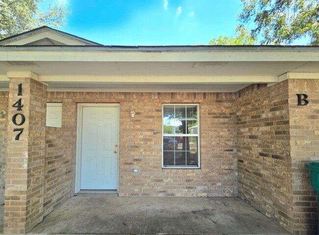 Building Photo - AVAILABLE NOW! - 2 WEEKS FREE (SECTION 8 A...