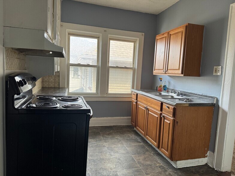 Building Photo - 386 Ridgeway Ave