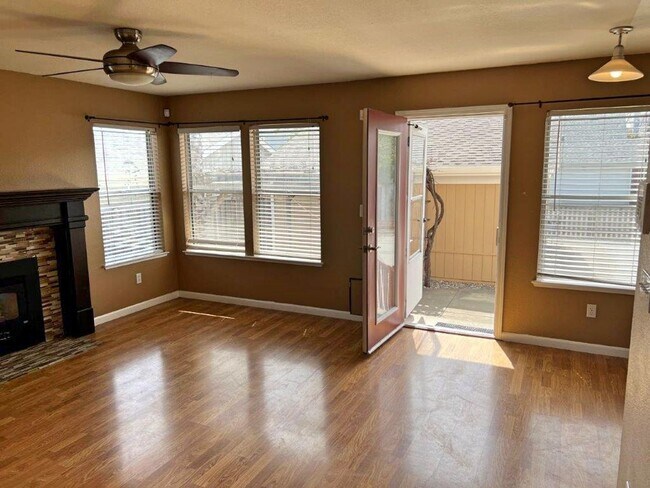 Building Photo - Modern 4 Bedroom 3 Bath Close to Marina Suisun City *Star Rentals