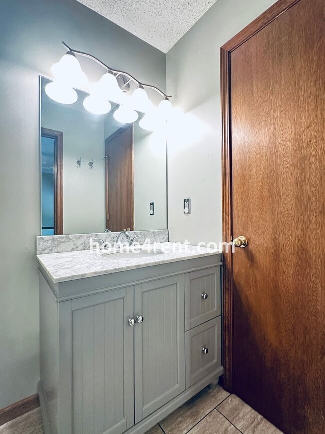 Building Photo - Spacious Liberty Home w/ an Updated Kitche...