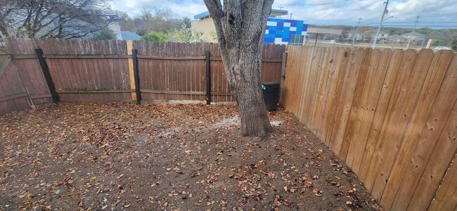 Building Photo - 2-Bed/1-Bath Townhome -Silver Creek Villas- Gated Community