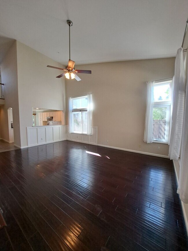 Building Photo - 3-Bedroom 2 Story Home in a Gated Communit...