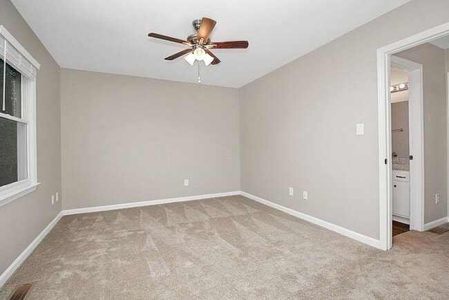 Building Photo - Updated 2BD/1.5BA Hickory Townhome