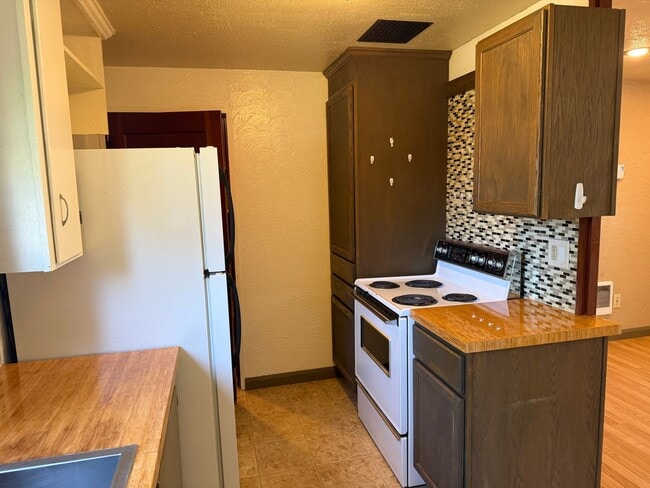 Building Photo - 1 bedroom, 1 bath duplex in Springfield!
