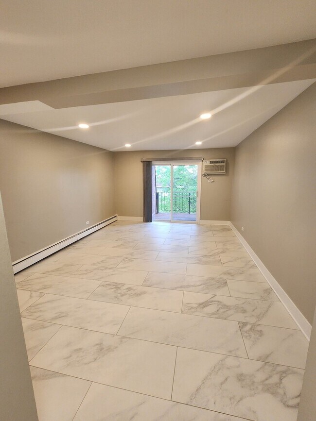 Building Photo - 585 Heritage Dr