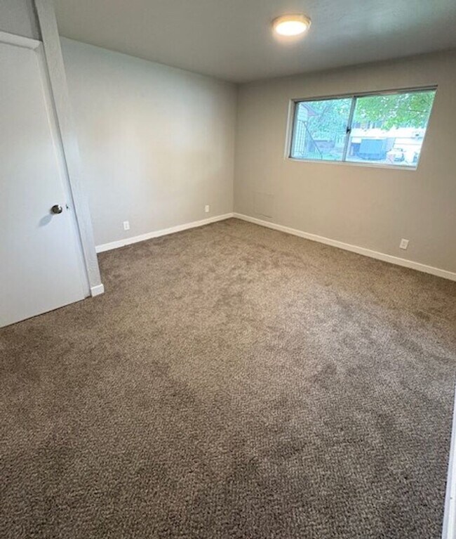 Building Photo - 5 Bed / 3 Bath Townhome in Murray!