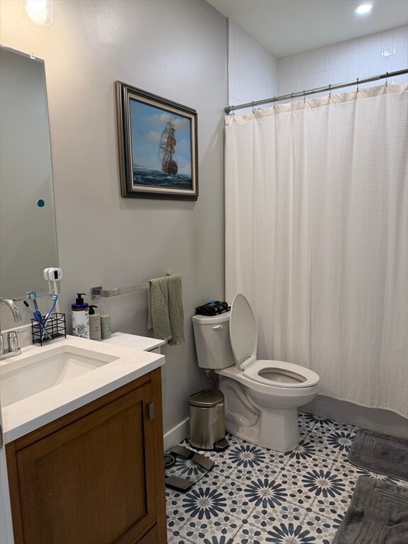 Building Photo - 415 E 7th St