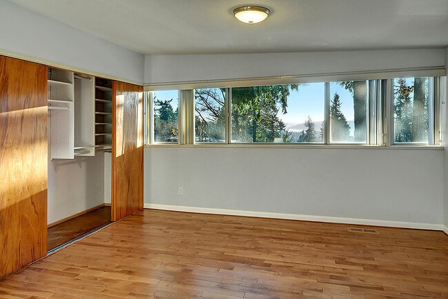 Building Photo - Hillside Bellevue Home w/ Lake Views!