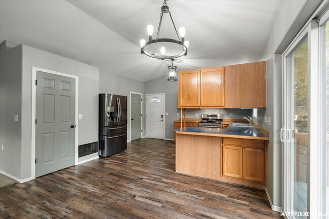 Building Photo - 3 Bedroom W/ Mother in Law Suite | 2 Bathr...