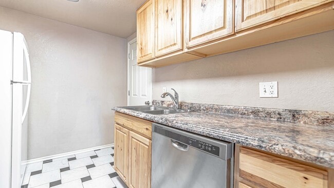 Building Photo - Cozy home awaiting you