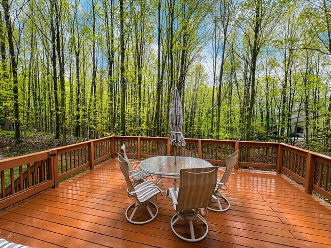 Building Photo - GORGEOUS 3 BEDROOM HOME ON WEST SIDE OF TRAVERSE CITY