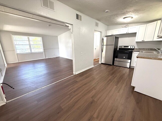 Building Photo - Charming 3-Bedroom, 2-Bath Duplex for Rent...