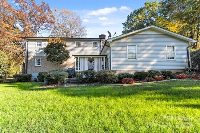 Building Photo - 4 Bedroom 2.5 Bath Home In Conover! Tours available starting March 1st!