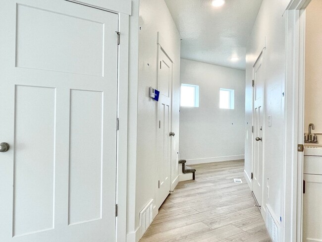 Building Photo - Bright & Beautiful Townhome in American Fork!