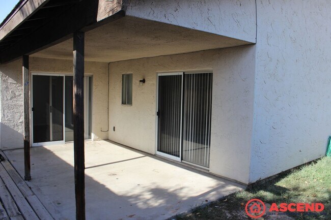 Building Photo - Cozy 3BD/2BA Home in Bakersfield's 93313 — Fireplace, Backyard!