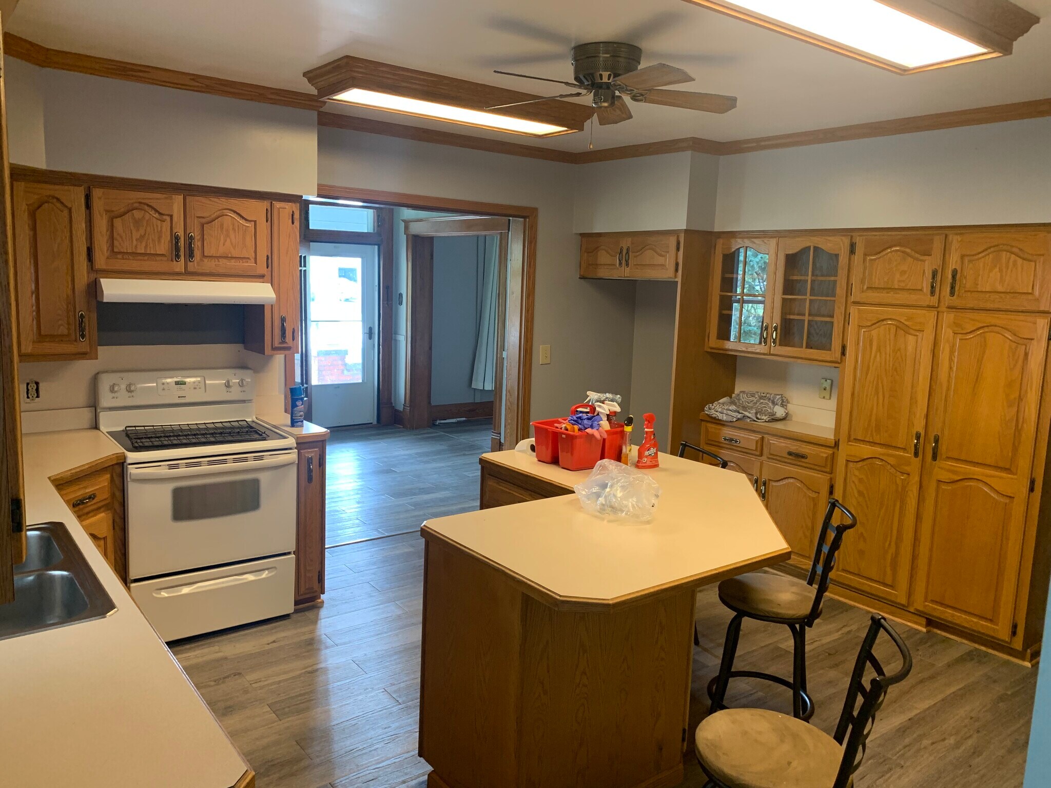 Building Photo - 256 E 5th St