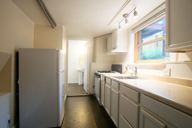 Building Photo - Amazing Find! Spacious Daylight Basement Studio with Loads of Character!