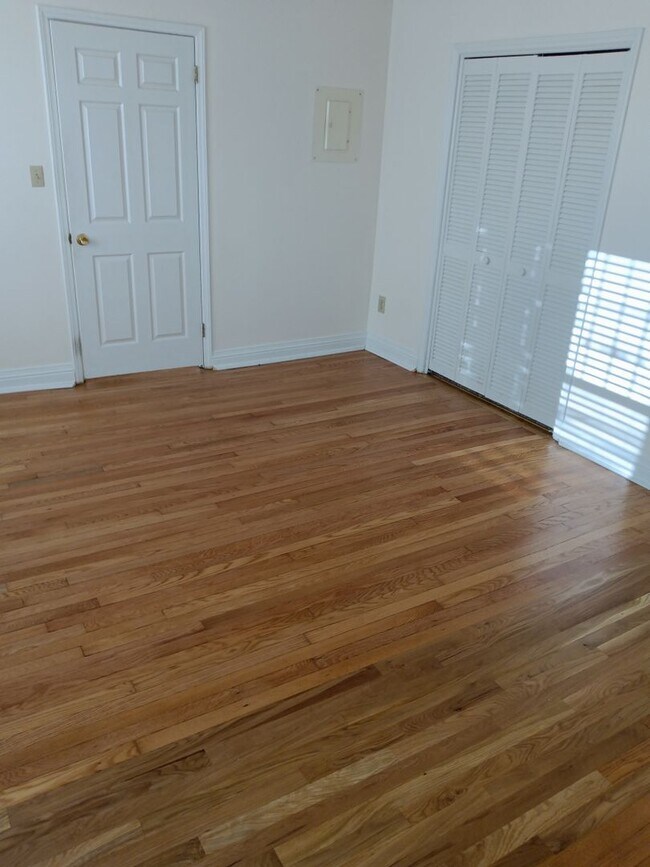 Building Photo - 2 Bedroom / 1.5 Bath Condo  Johnson City, TN