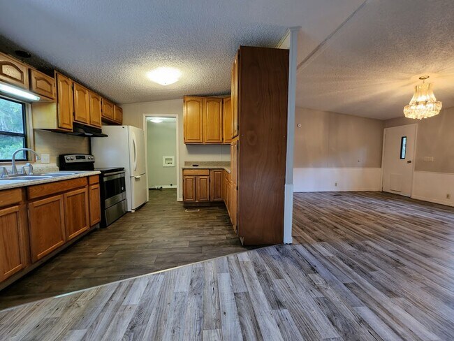 Building Photo - 3 Bed  2 Bath  2 Garage/Workshop and Fenced