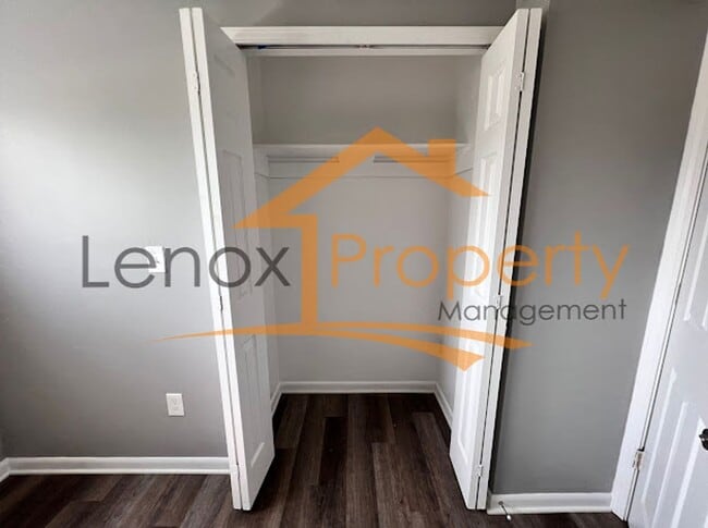 Building Photo - 3 Bedroom Home In Westland $300 off First Month Rent