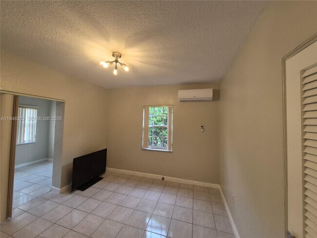 Building Photo - 28 NE 49th St