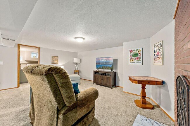 Building Photo - Spacious 4 Bed Lakewood Home w/ 2 Kitchens...