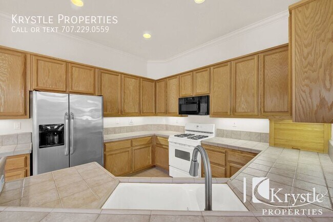 Building Photo - Gorgeous condo in beautiful Tiara gated co...