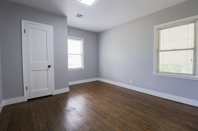Building Photo - 3 Bed | 1 Bath | Mid Town | $1400