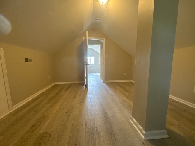 Building Photo - Updated 3 Bed 1 Bath w/Large Yard