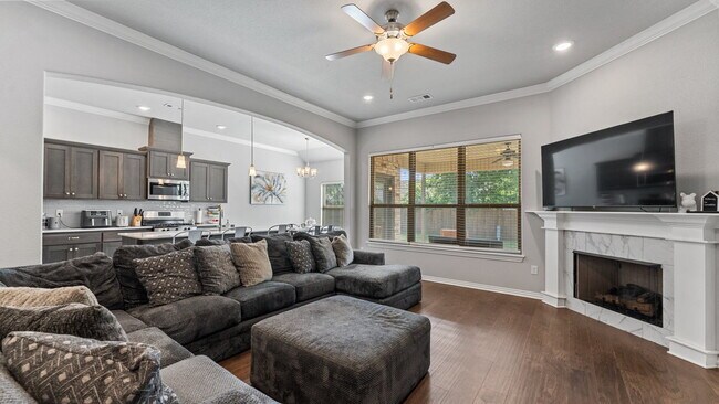 Building Photo - Spacious 4-Bedroom Gem