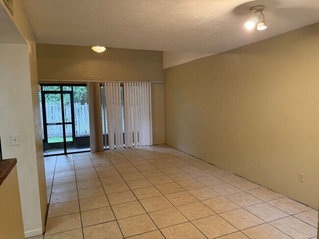 Building Photo - 4304 SW 70th Terrace