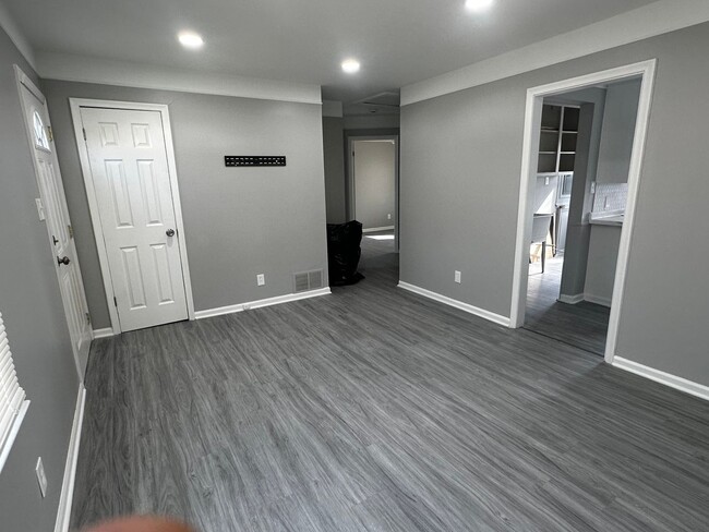 Building Photo - 2 Bedroom Home In Warren