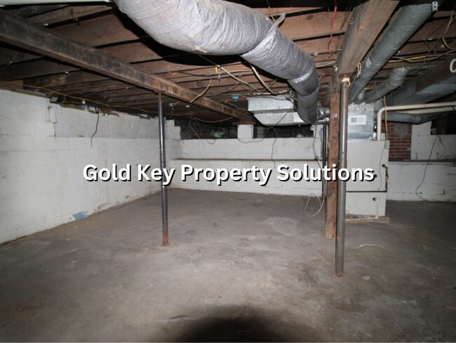 Building Photo - Spacious 2 BR 1 BA House with Dining Room ...