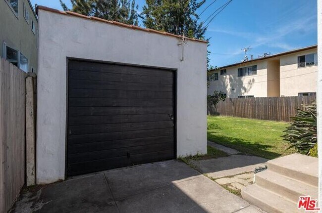 Building Photo - 2134 Stewart St