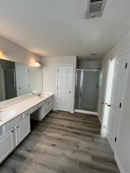 Building Photo - 915 Wendlebury Ct