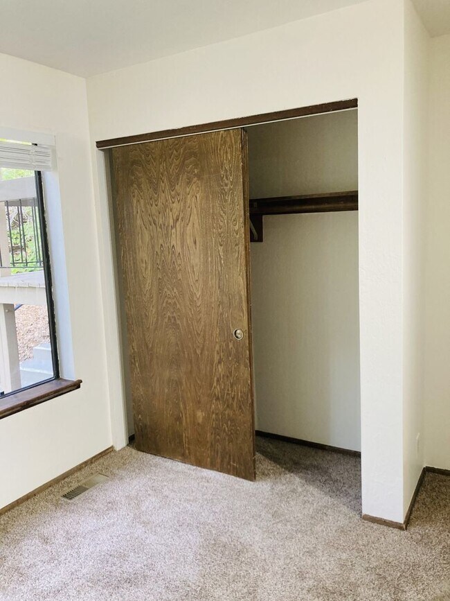 Building Photo - Enchanting Four Bedroom Two and Half Bath Condo in North Meadow Bay.