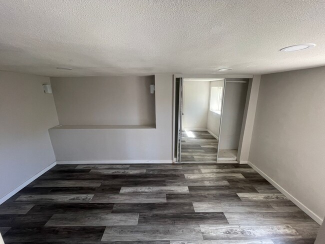 Building Photo - 2 bedrooms remodeled duplex with a spaciou...