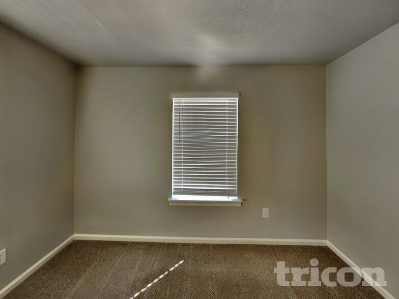 Building Photo - 624 Nora Ln