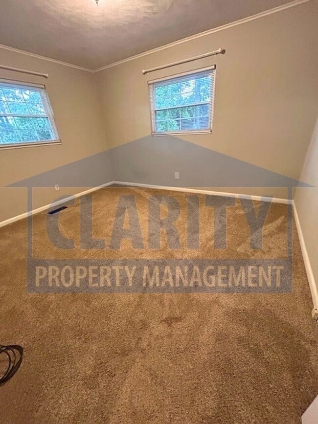 Building Photo - Centrally located, three bedroom home!