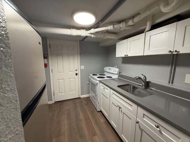 Building Photo - Chic Urban Studio in the heart of Denver!