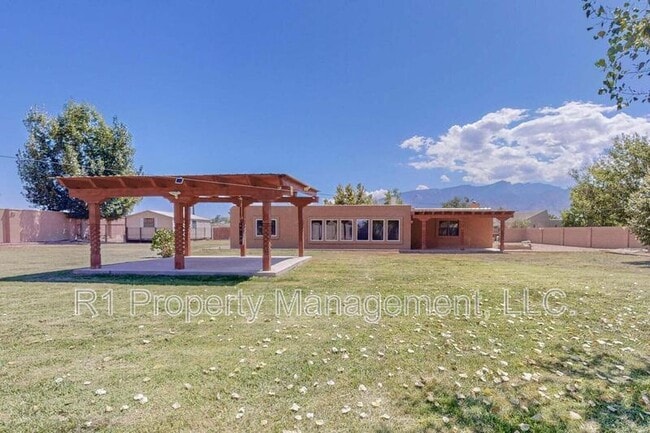 Building Photo - 501 Calle del la Angel